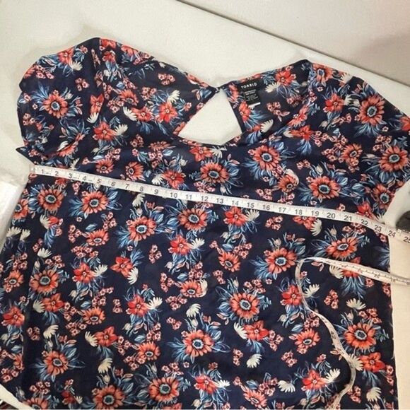 Torrid Women's Floral Chiffon Drape Back Blouse Top Size 1X - Picture 11 of 12